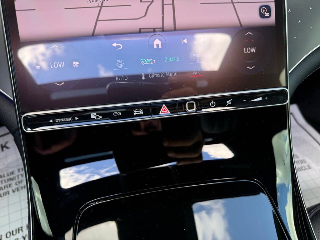 Mercedes-Benz EQS Vehicle Full-screen Gallery Image 28