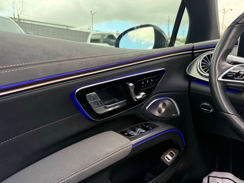 Mercedes-Benz EQS Vehicle Full-screen Gallery Image 30