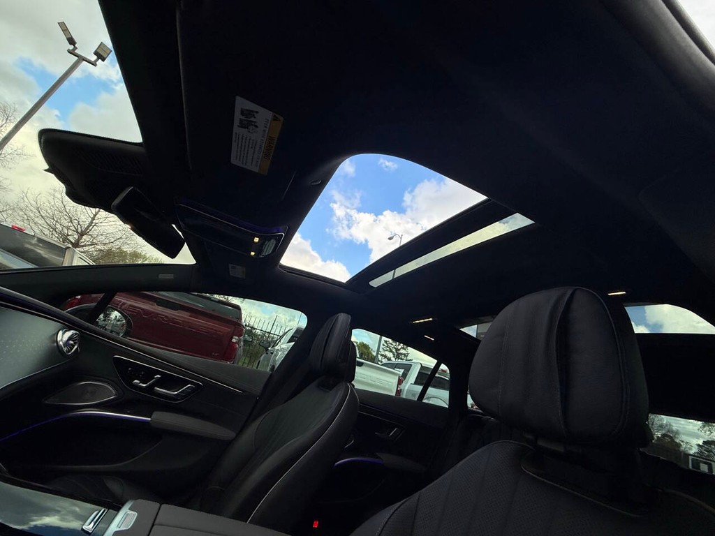 Mercedes-Benz EQS Vehicle Full-screen Gallery Image 31