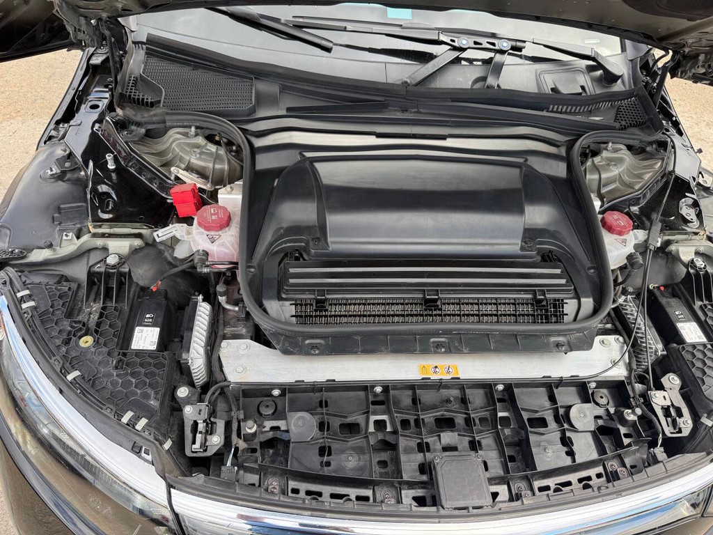 Mercedes-Benz EQS Vehicle Full-screen Gallery Image 35