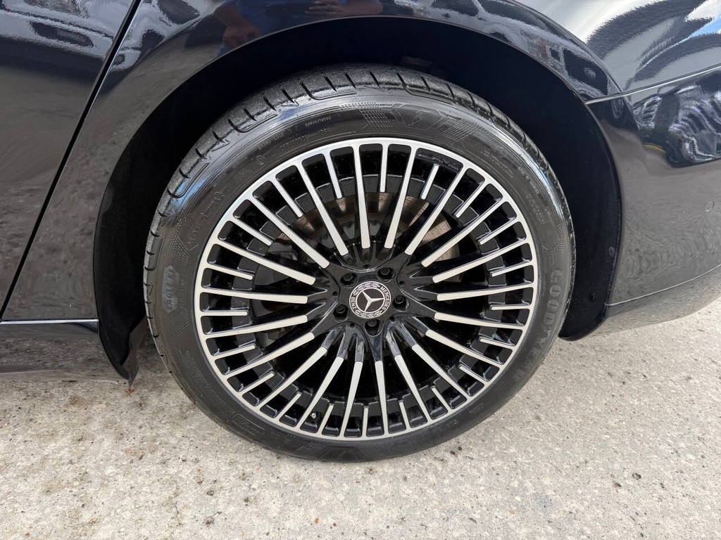 Mercedes-Benz EQS Vehicle Full-screen Gallery Image 36