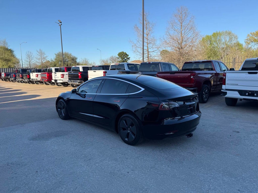 Tesla Model 3 Vehicle Full-screen Gallery Image 04