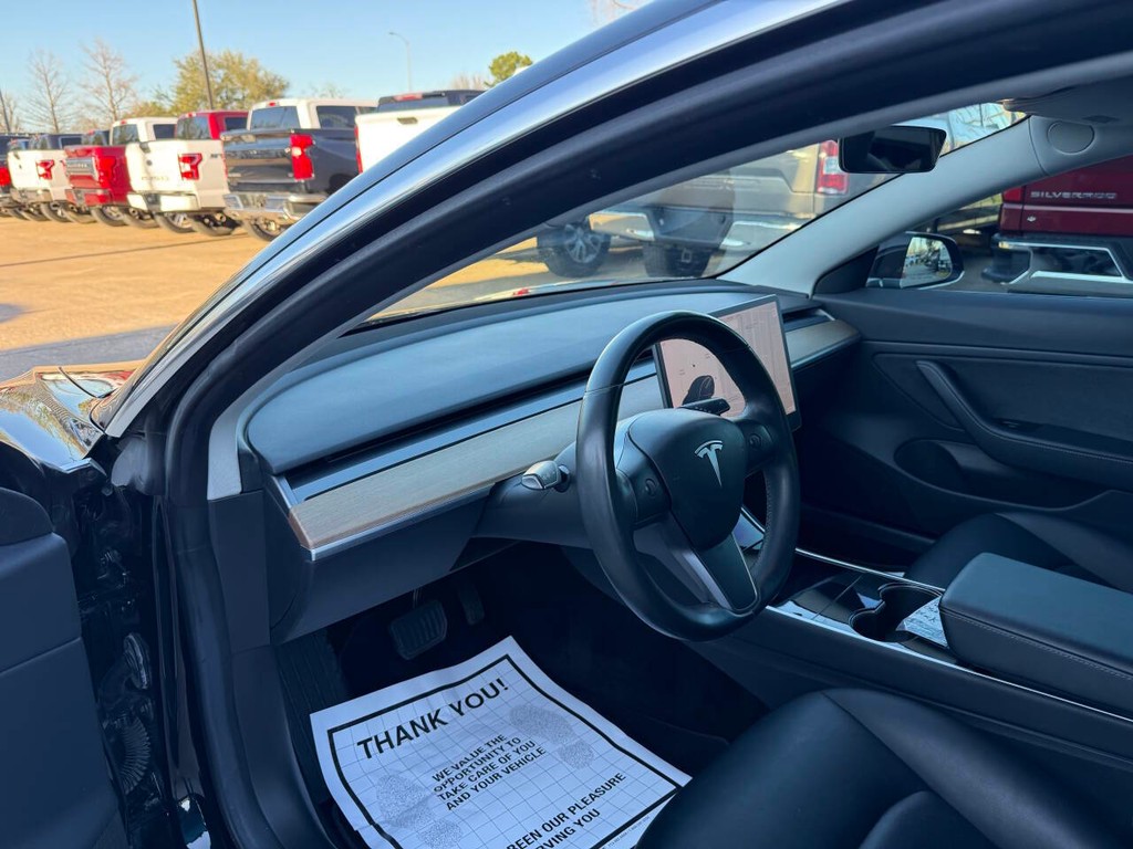 Tesla Model 3 Vehicle Full-screen Gallery Image 06