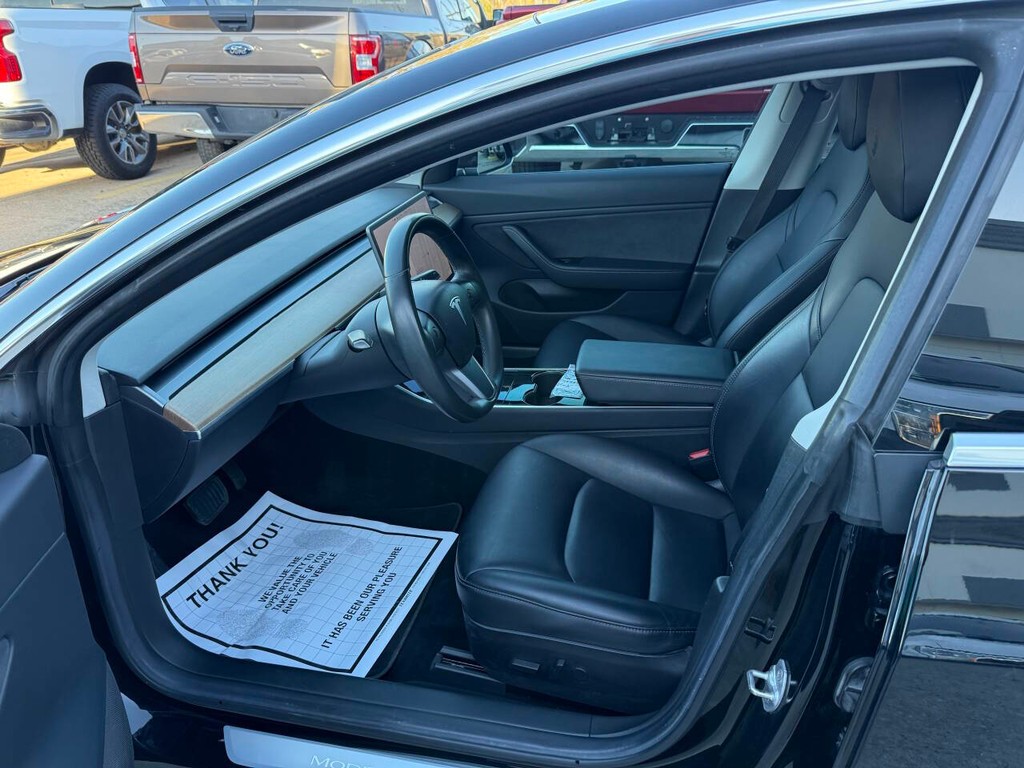 Tesla Model 3 Vehicle Full-screen Gallery Image 07