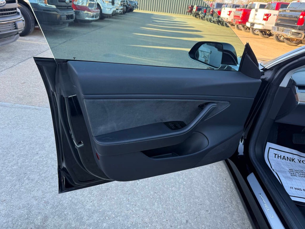 Tesla Model 3 Vehicle Full-screen Gallery Image 08