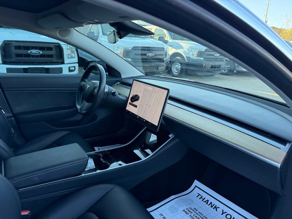 Tesla Model 3 Vehicle Full-screen Gallery Image 09
