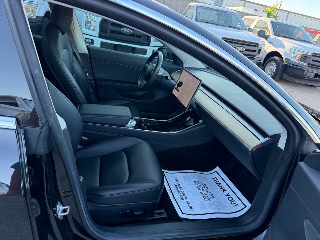 Tesla Model 3 Vehicle Full-screen Gallery Image 10