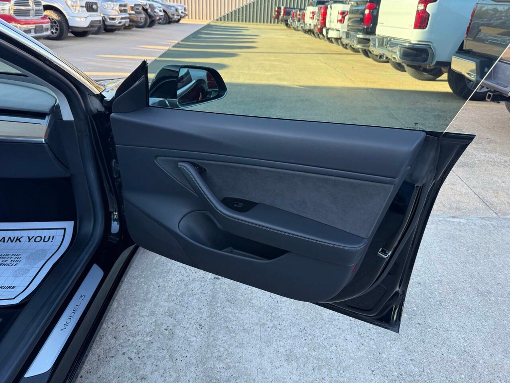 Tesla Model 3 Vehicle Full-screen Gallery Image 11