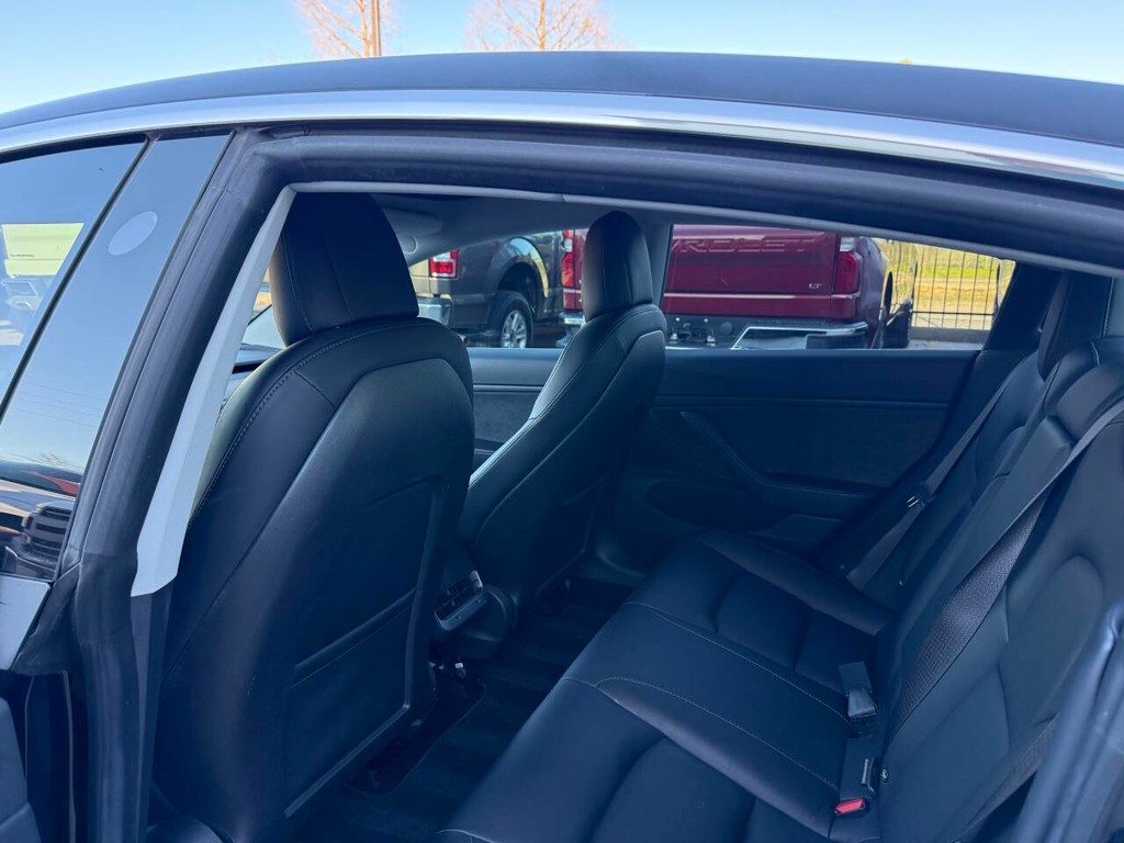 Tesla Model 3 Vehicle Full-screen Gallery Image 12