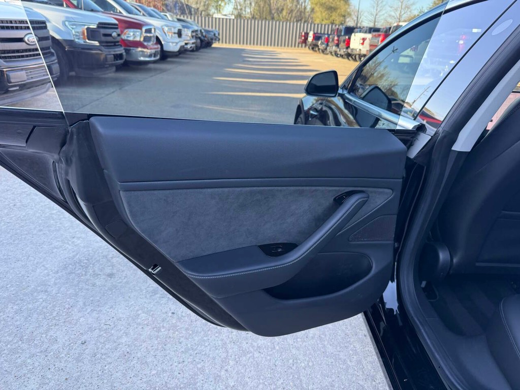 Tesla Model 3 Vehicle Full-screen Gallery Image 14