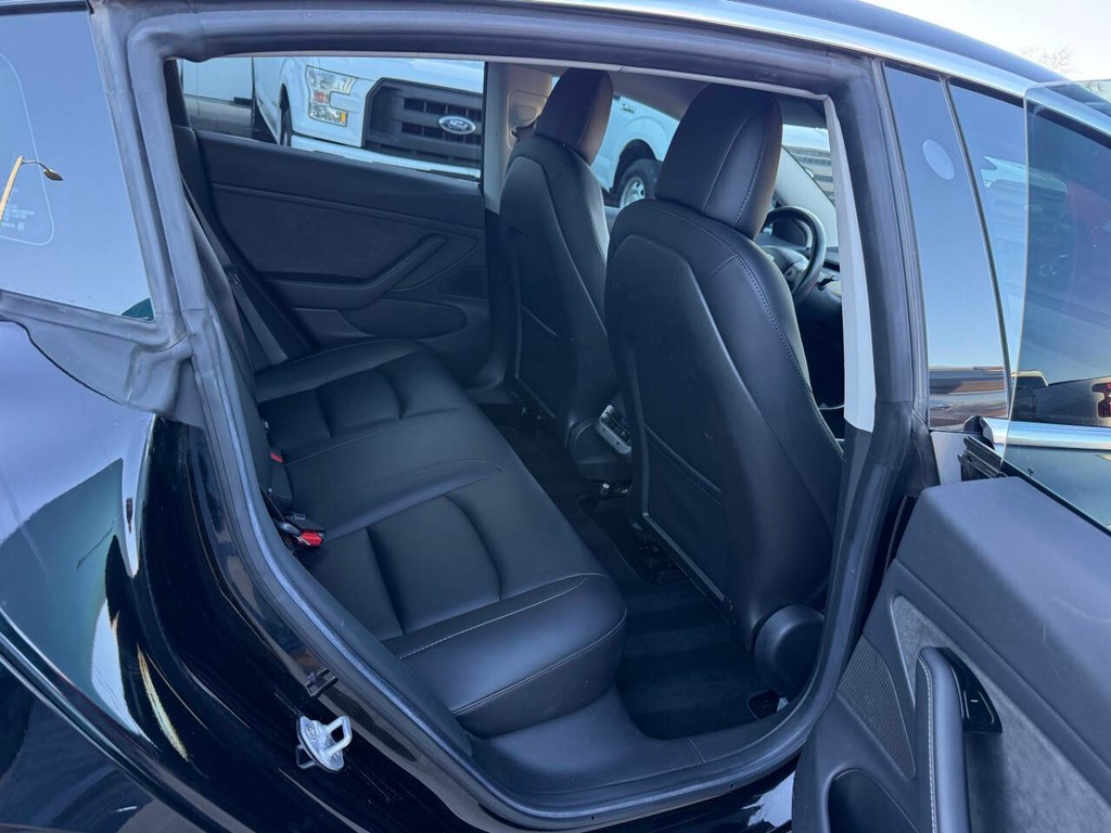 Tesla Model 3 Vehicle Full-screen Gallery Image 15