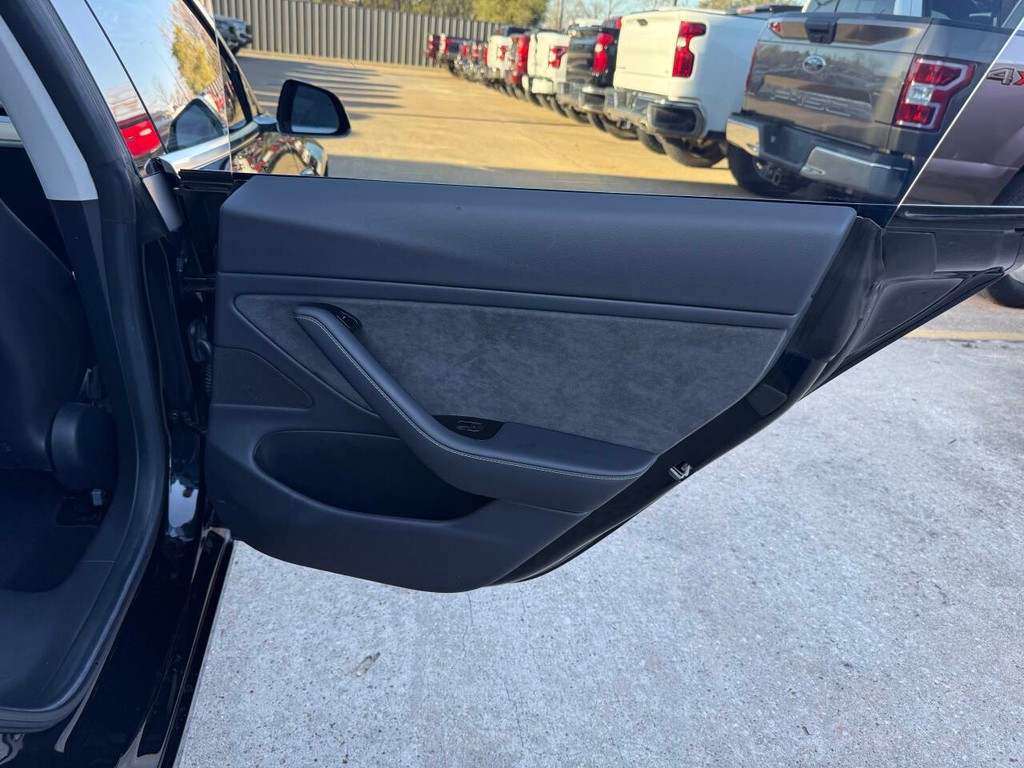 Tesla Model 3 Vehicle Full-screen Gallery Image 16