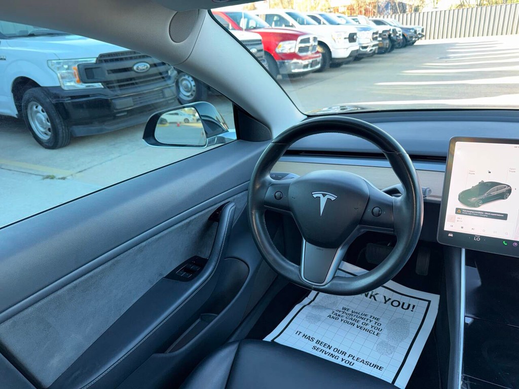 Tesla Model 3 Vehicle Full-screen Gallery Image 19