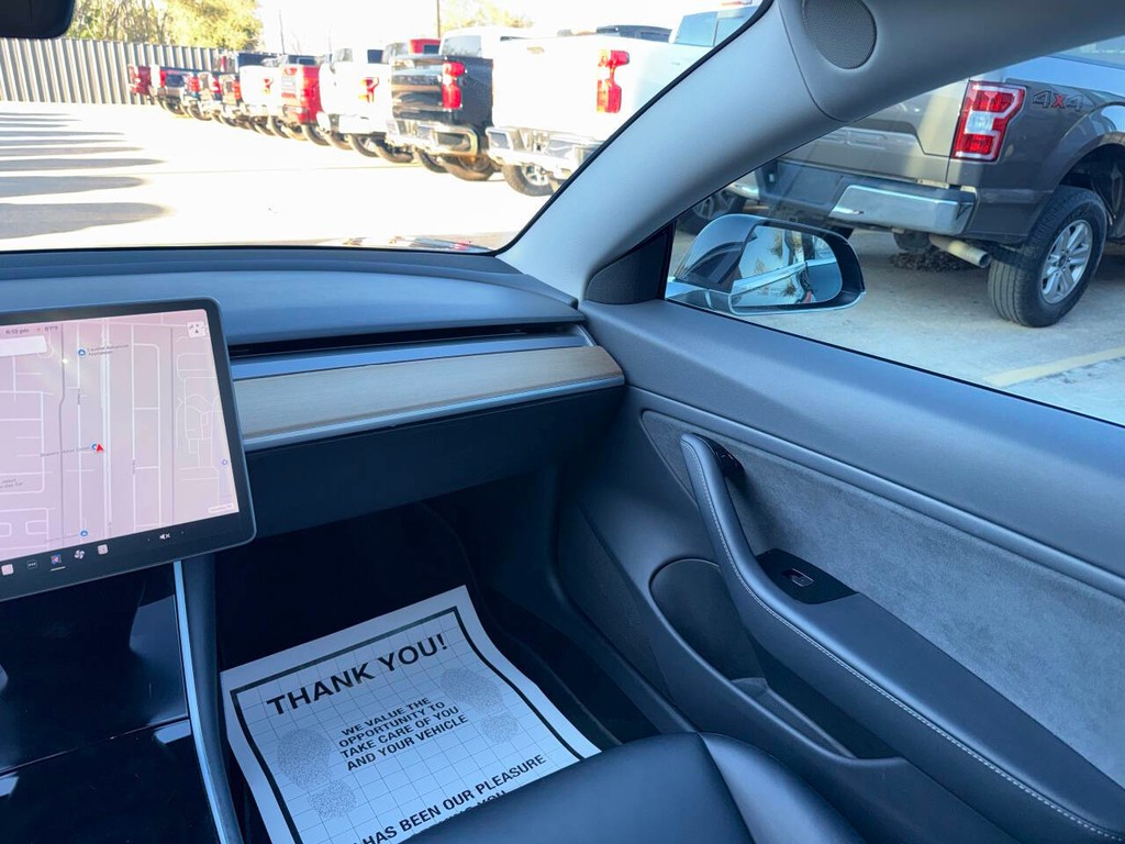 Tesla Model 3 Vehicle Full-screen Gallery Image 20