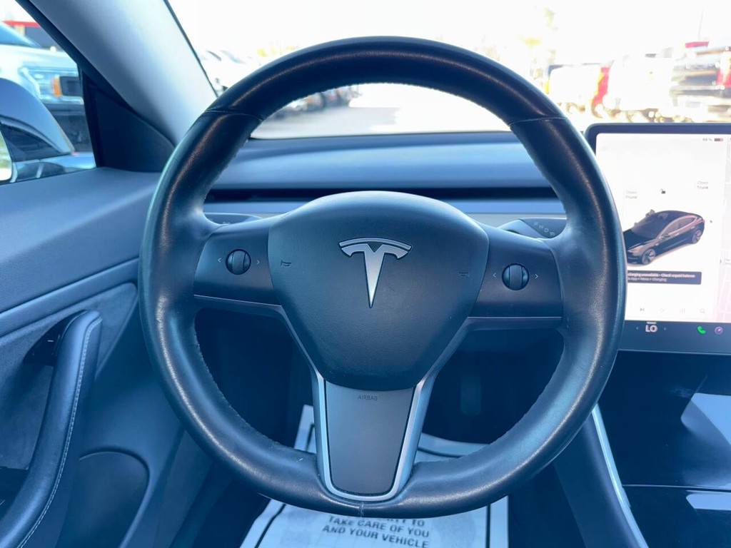 Tesla Model 3 Vehicle Full-screen Gallery Image 22