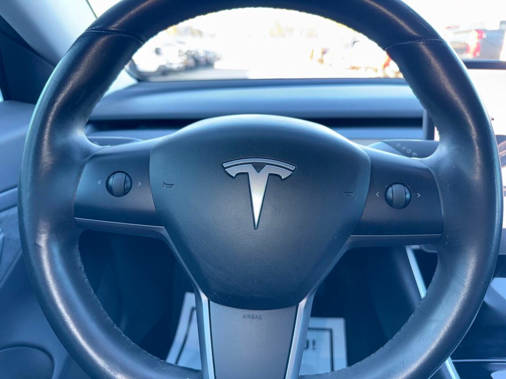 Tesla Model 3 Vehicle Full-screen Gallery Image 23