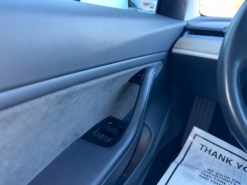 Tesla Model 3 Vehicle Full-screen Gallery Image 27