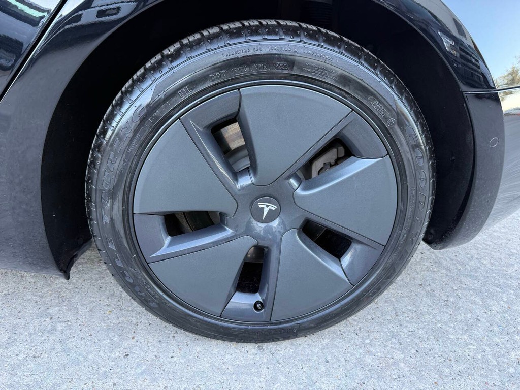 Tesla Model 3 Vehicle Full-screen Gallery Image 32