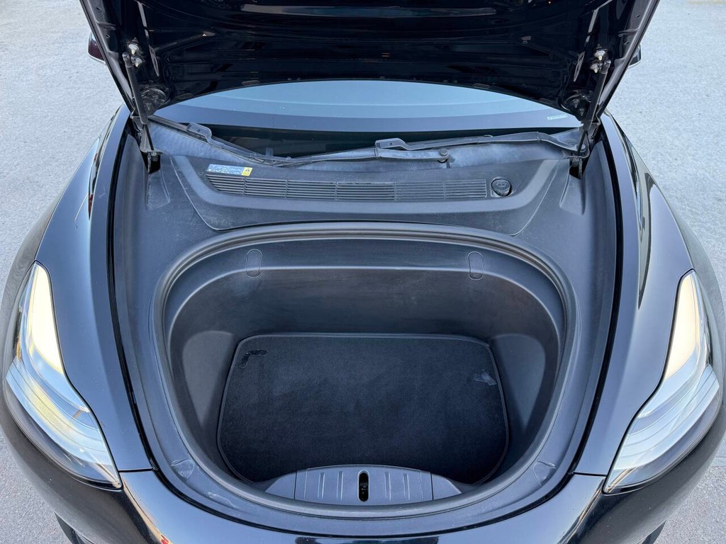 Tesla Model 3 Vehicle Full-screen Gallery Image 33
