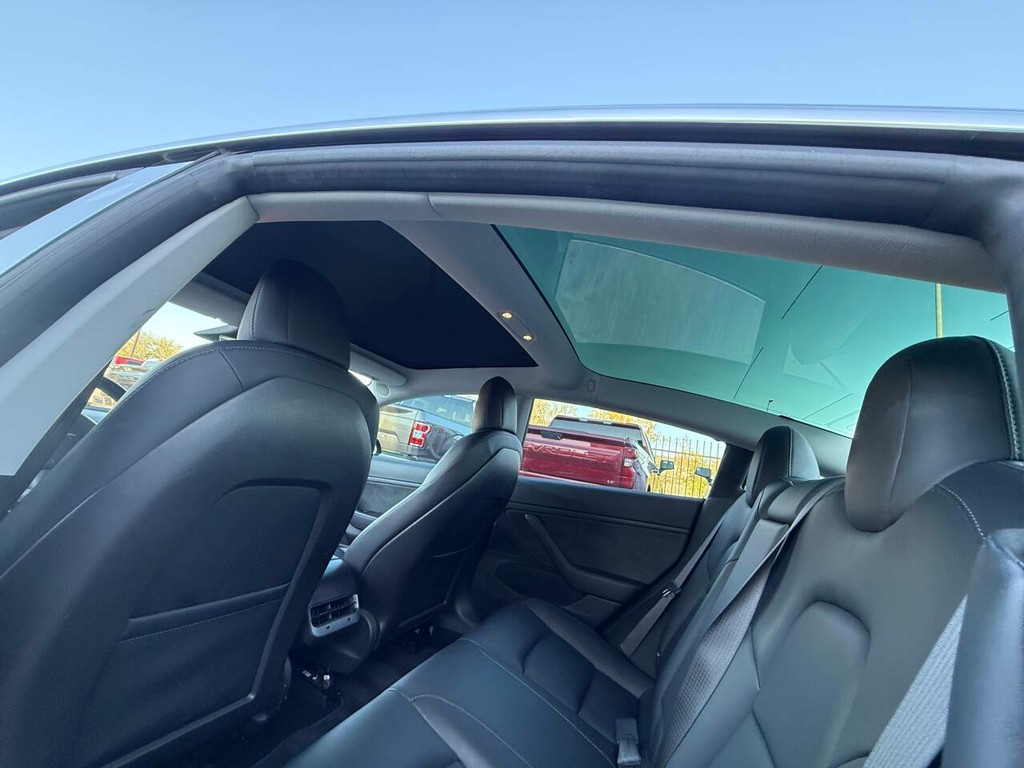 Tesla Model 3 Vehicle Full-screen Gallery Image 34