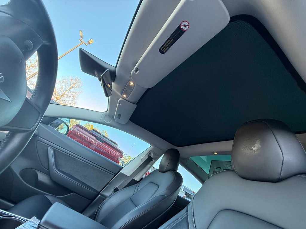 Tesla Model 3 Vehicle Full-screen Gallery Image 35
