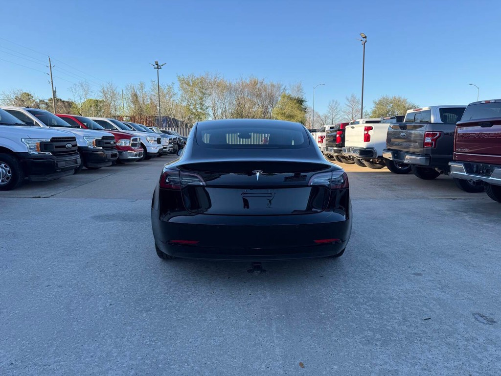 Tesla Model 3 Vehicle Full-screen Gallery Image 37