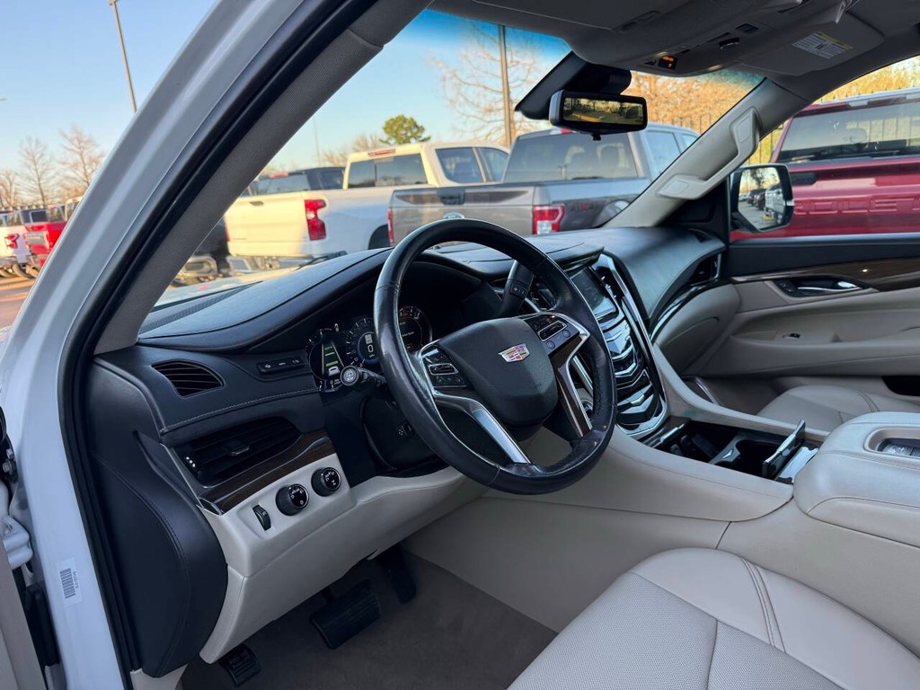 Cadillac Escalade ESV Vehicle Full-screen Gallery Image 06