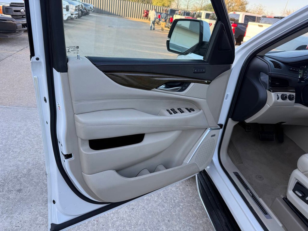 Cadillac Escalade ESV Vehicle Full-screen Gallery Image 08