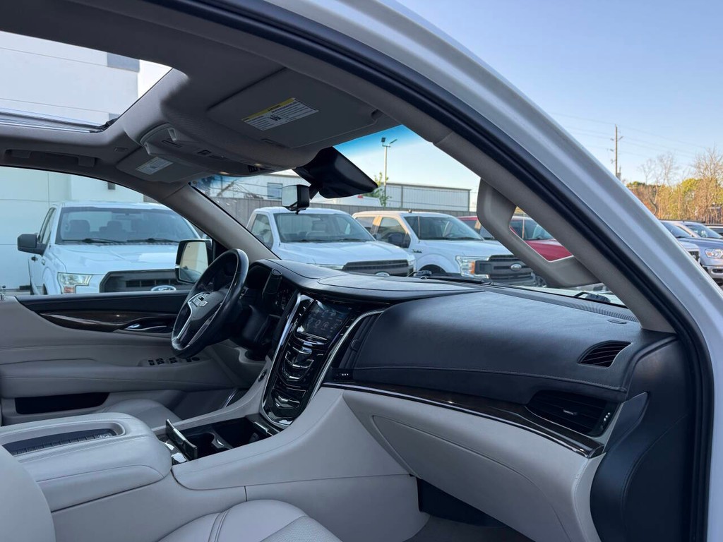 Cadillac Escalade ESV Vehicle Full-screen Gallery Image 09