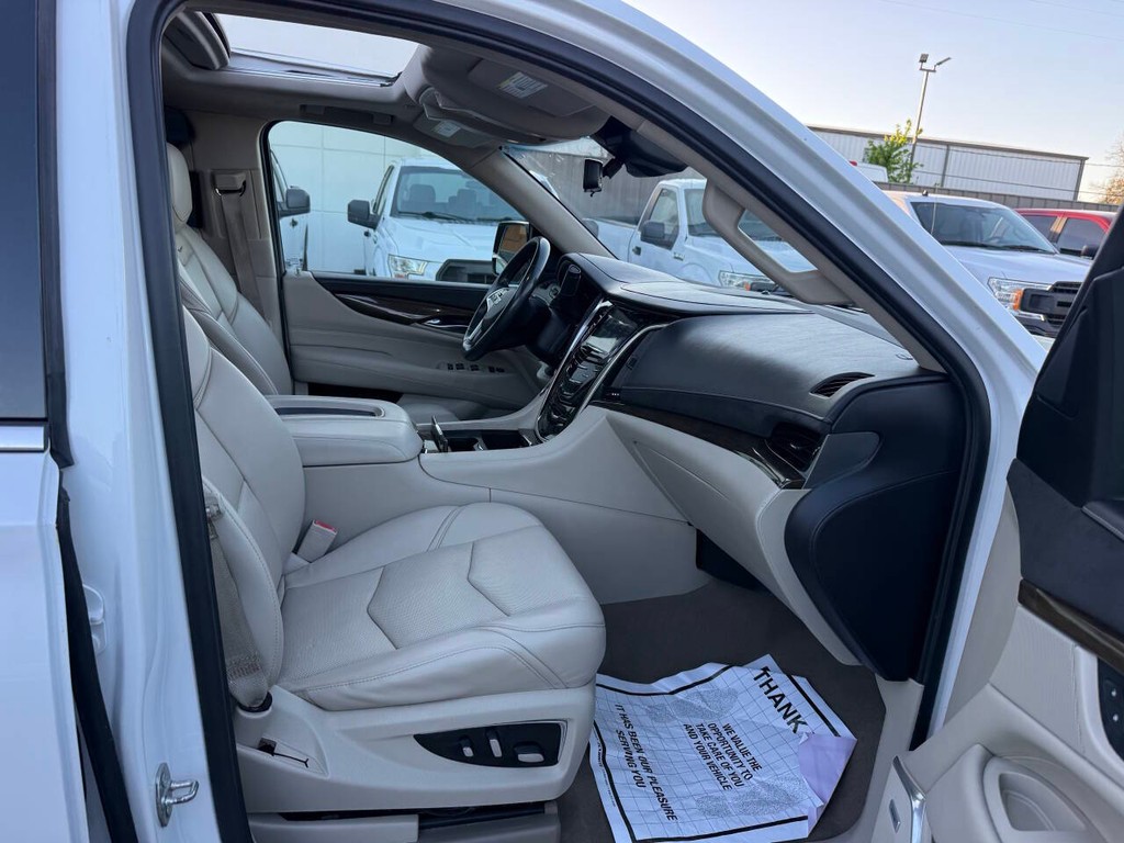 Cadillac Escalade ESV Vehicle Full-screen Gallery Image 10