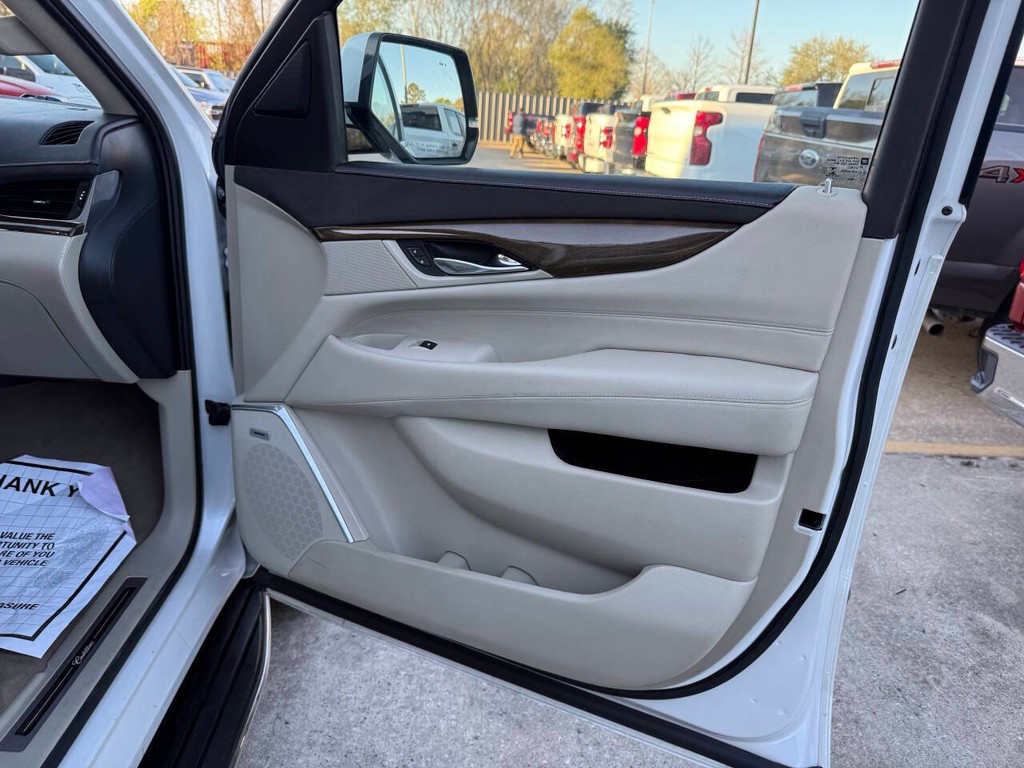 Cadillac Escalade ESV Vehicle Full-screen Gallery Image 11