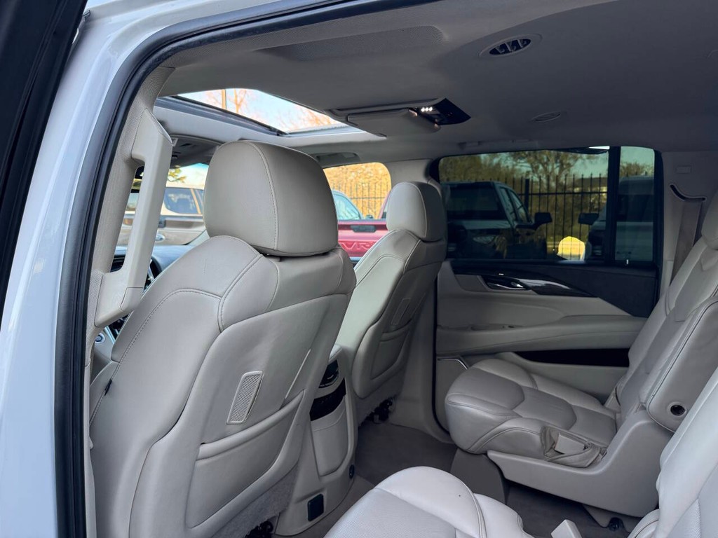 Cadillac Escalade ESV Vehicle Full-screen Gallery Image 12