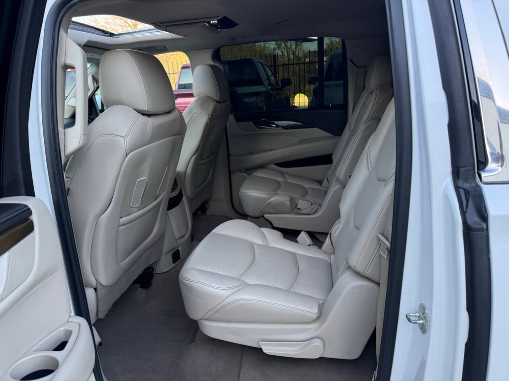 Cadillac Escalade ESV Vehicle Full-screen Gallery Image 13