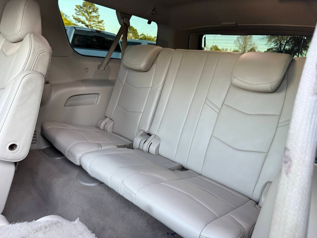 Cadillac Escalade ESV Vehicle Full-screen Gallery Image 14