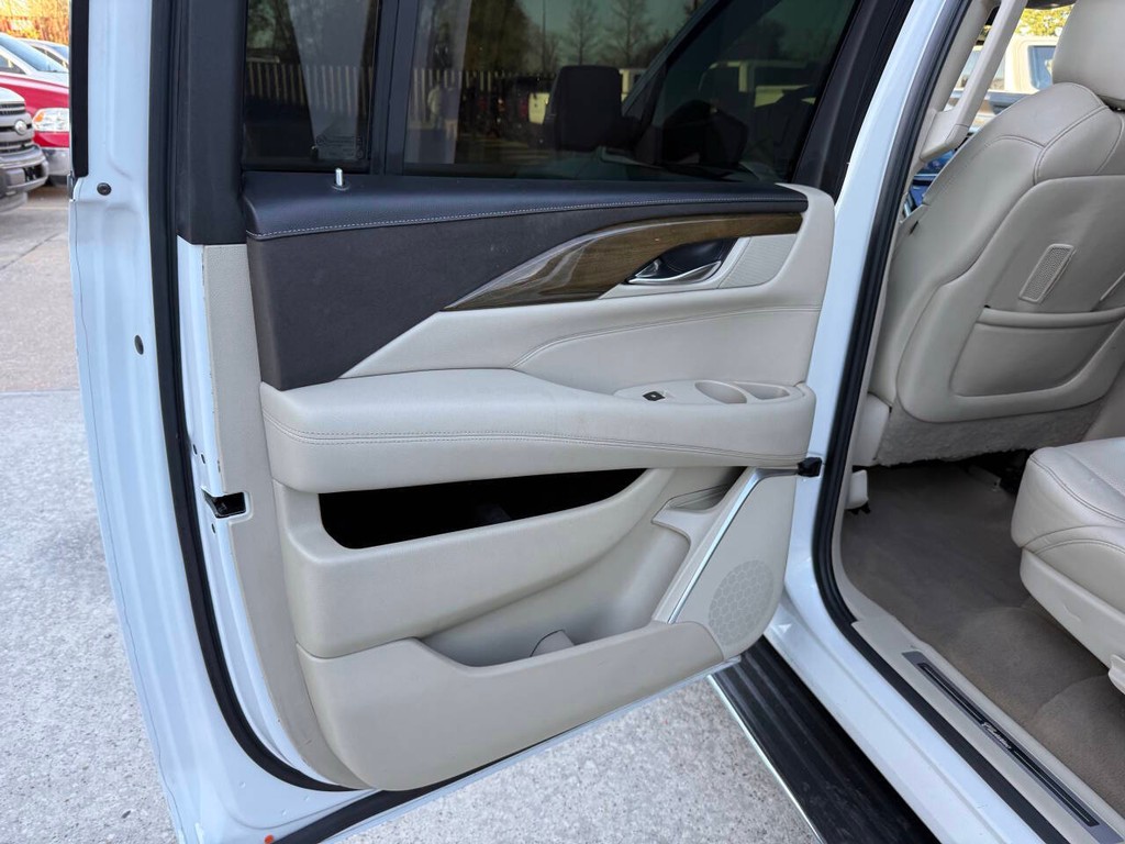 Cadillac Escalade ESV Vehicle Full-screen Gallery Image 15