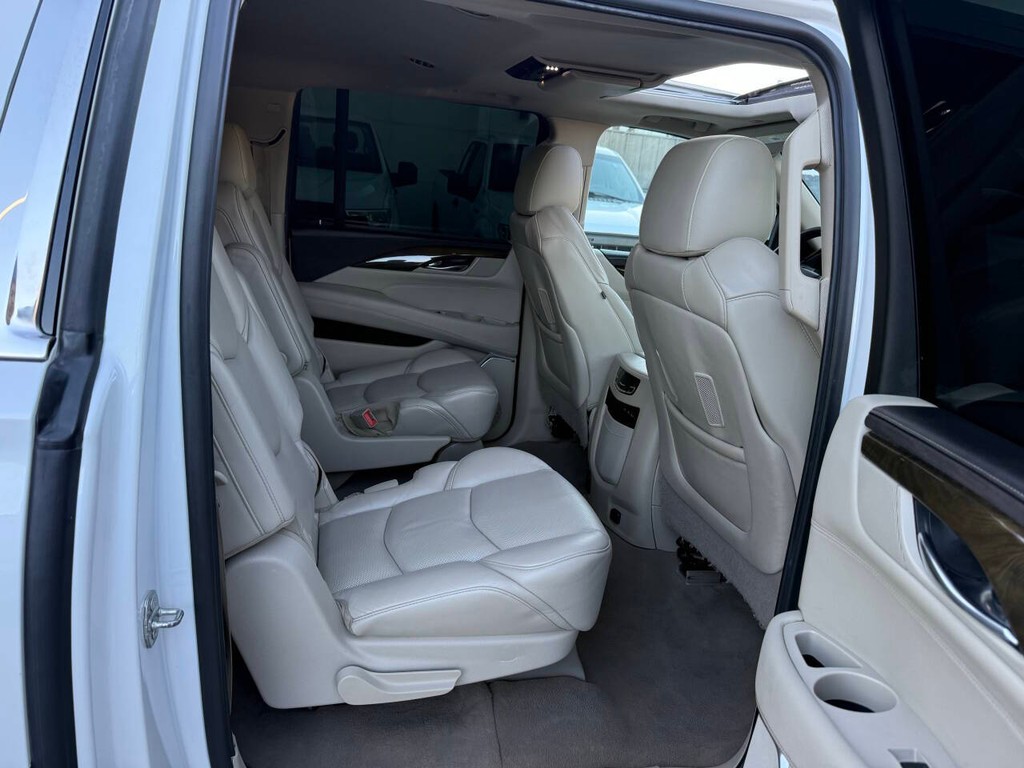 Cadillac Escalade ESV Vehicle Full-screen Gallery Image 16