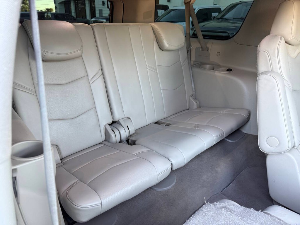 Cadillac Escalade ESV Vehicle Full-screen Gallery Image 17