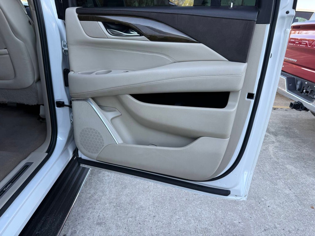 Cadillac Escalade ESV Vehicle Full-screen Gallery Image 18