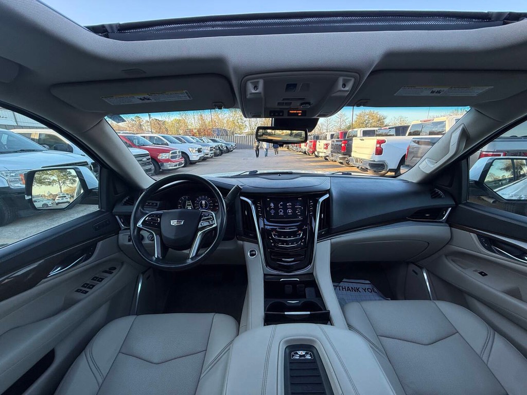 Cadillac Escalade ESV Vehicle Full-screen Gallery Image 20