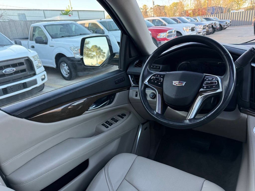 Cadillac Escalade ESV Vehicle Full-screen Gallery Image 21