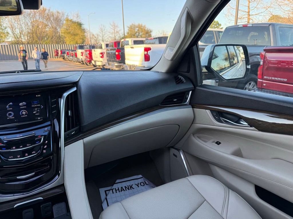 Cadillac Escalade ESV Vehicle Full-screen Gallery Image 22
