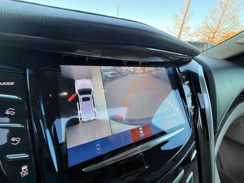 Cadillac Escalade ESV Vehicle Full-screen Gallery Image 29