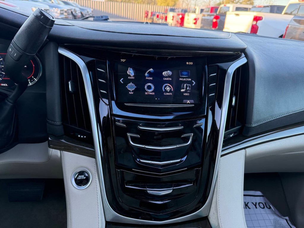 Cadillac Escalade ESV Vehicle Full-screen Gallery Image 30
