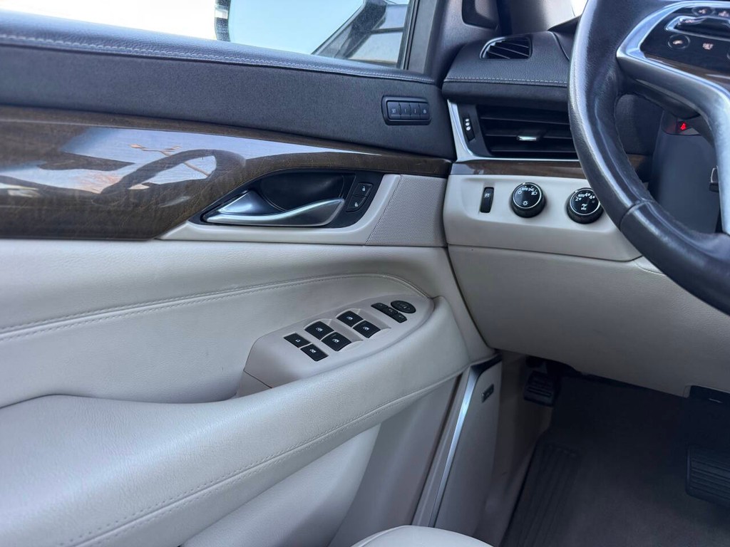 Cadillac Escalade ESV Vehicle Full-screen Gallery Image 31