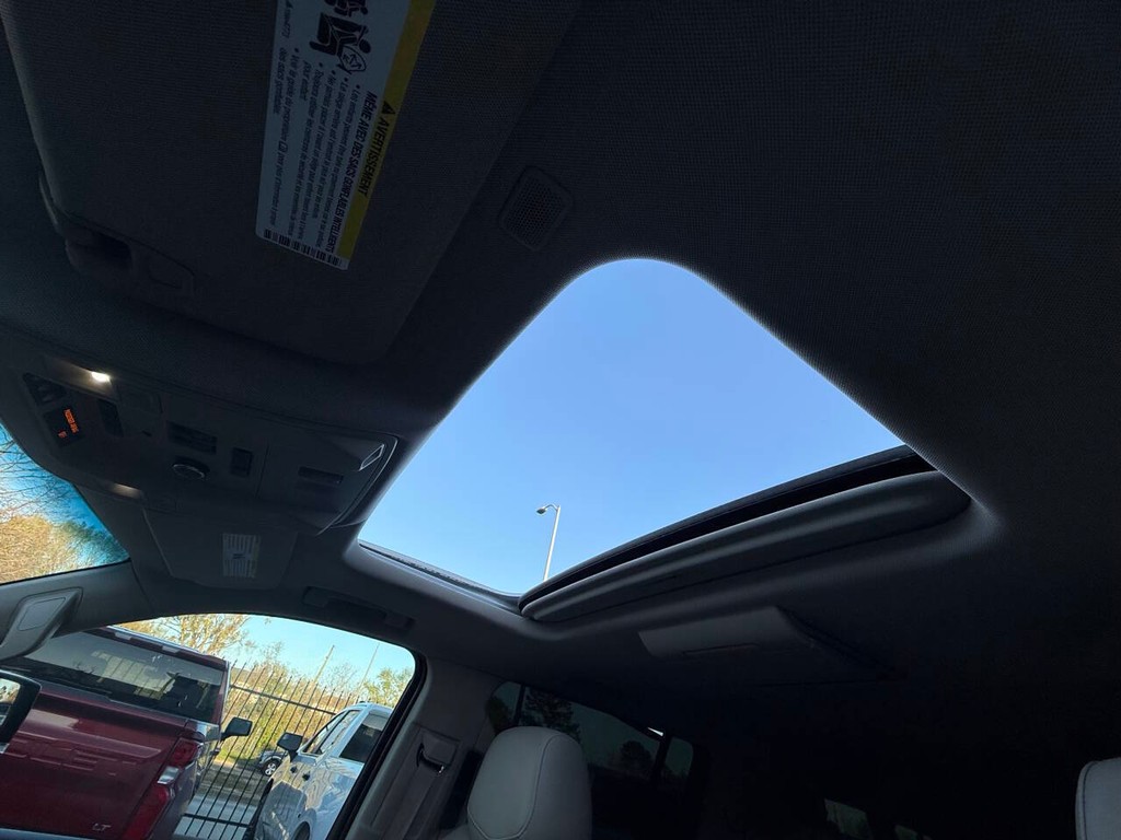 Cadillac Escalade ESV Vehicle Full-screen Gallery Image 32