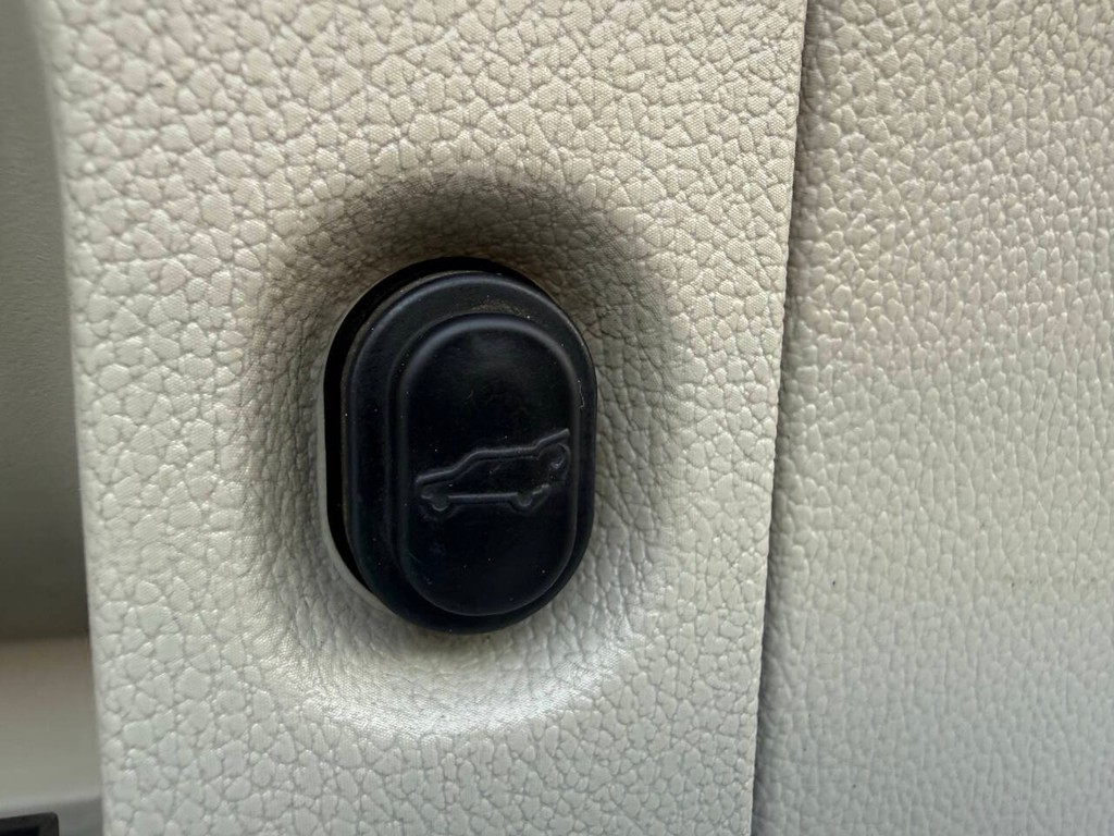 Cadillac Escalade ESV Vehicle Full-screen Gallery Image 38