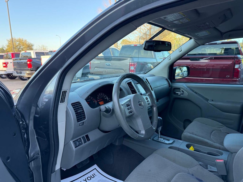 Nissan Frontier Vehicle Full-screen Gallery Image 06