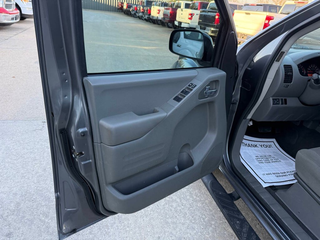 Nissan Frontier Vehicle Full-screen Gallery Image 08