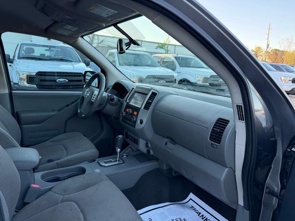 Nissan Frontier Vehicle Full-screen Gallery Image 09