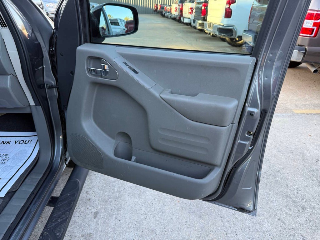 Nissan Frontier Vehicle Full-screen Gallery Image 11